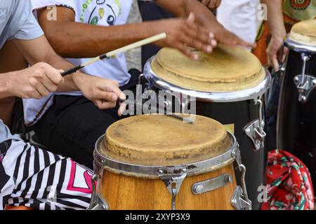 Instrument à percussion appelé atabaque joué en partie traditionnelle brésilienne Banque D'Images