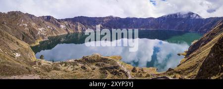 Les nuages se reflètent dans le lac du cratère Quilotoa, Quilotoa, ÉQUATEUR, EN novembre 2015 Banque D'Images