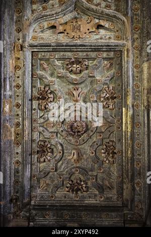 Ancienne porte de la cathédrale de Gérone, ornée de métal renforcé surface altérée avec motif de plantes, Catalogne, Espagne, Europe Banque D'Images