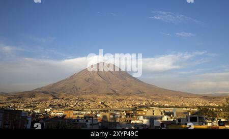 Arequipa, Pérou, 20 octobre 2015 : vue du volcan Misti depuis le point de vue Yanahuara, Amérique du Sud Banque D'Images