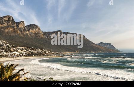 Camps Bay (Cape Town), Soutch Afrique avec un ciel fantastique pendant la saison d'hiver Banque D'Images