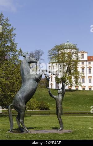 Celle, Allemagne, 19 avril 2014 : statue devant le château de celle illustrant un homme entraînant un cheval, Europe Banque D'Images