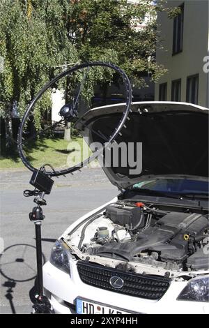 Un microphone array d'un appareil photo acoustique mis en place pour mesurer le bruit du moteur d'une voiture Lexus IS 200 Sportcross à TU Darmstadt Banque D'Images