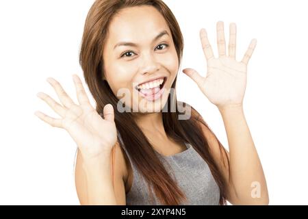 Portrait de mignonne, jeune fille asiatique avec des cheveux brun clair regardant la caméra avec deux mains vers le haut ondulant est agréablement surpris et heureux de voir une frite Banque D'Images