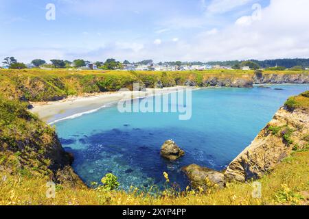 Belle crique azure ci-dessous les falaises près de Main Street sur un ciel bleu dans la journée communautaire de Mendocino en Californie. L'horizontale Banque D'Images