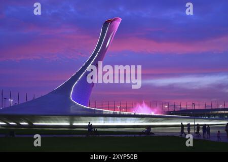 Sotchi, Russie, mai 29. 2018. Bol de l'oiseau de feu de la flamme olympique et fontaine chantante dans le parc olympique dans la soirée. Le symbole principal de l'Olympi Banque D'Images