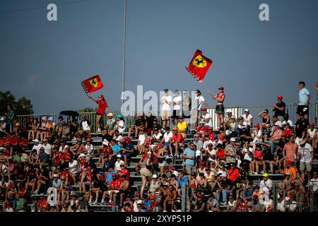 MONZA - fans de Ferrari lors de la 2ème pratique libre sur le circuit de Monza en préparation du Grand Prix d'Italie. ANP SANDER KONING Credit : ANP/Alamy Live News Banque D'Images