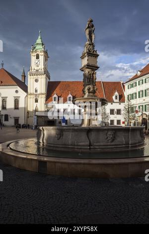 Ville de Bratislava en Slovaquie, place principale de la vieille ville avec fontaine Roland et Hôtel de ville au coucher du soleil Banque D'Images