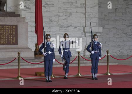 Taipei, Taïwan, 08 janvier 2015 : procession de la relève de la garde à l'intérieur de la salle commémorative de Chiang Kai-Shek, Asie Banque D'Images