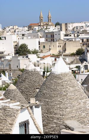 Aperçu d'Alberobello, Pouilles, Italie. Alberobello a été fondée au 15ème siècle sur un terrain qui était à l'origine une forêt de chênes dans la province de Bari. Banque D'Images