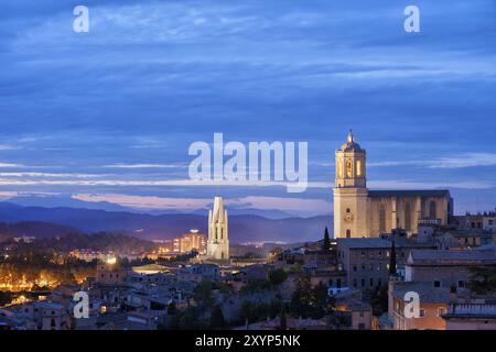 Ville de Gérone paysage urbain crépusculaire en Catalogne, Espagne, vieille ville avec cathédrale Sainte-Marie et basilique de Sant Feliu, Europe Banque D'Images