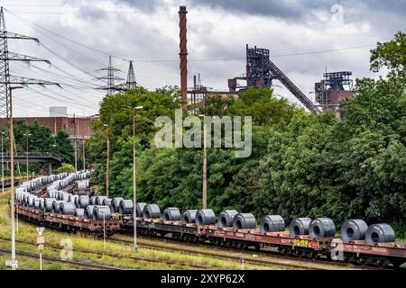 Hochofen Schwelgern 2, Bandstahl Rollen, Coils, auf Güterwagons, im ThyssenKrupp Steel Werk Schwelgern in Duisburg-Marxloh gehört zum Stahlwerk Bruckhausen, NRW, Deutschland ThyssenKrupp Steel *** Haut fourneau Schwelgern 2, rouleaux en bandes, bobines, sur wagons de fret, à l'usine ThyssenKrupp Steel de Schwelgern à Duisburg Marxelssen, Allemagne, Thyssenkrupp Steel Banque D'Images