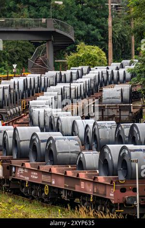 Bandstahl Rollen, Coils, auf Güterwagons, im ThyssenKrupp Steel Werk Schwelgern in Duisburg-Marxloh gehört zum Stahlwerk Bruckhausen, NRW, Deutschland ThyssenKrupp Steel *** rouleaux en acier, bobines, sur wagons de fret, à l'usine ThyssenKrupp Steel Schwelgern à Duisburg Marxloh fait partie de l'aciérie Bruckhausen, NRW, Allemagne ThyssenKrupp Steel Banque D'Images