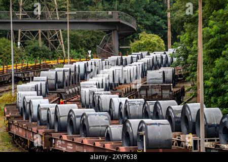 Bandstahl Rollen, Coils, auf Güterwagons, im ThyssenKrupp Steel Werk Schwelgern in Duisburg-Marxloh gehört zum Stahlwerk Bruckhausen, NRW, Deutschland ThyssenKrupp Steel *** rouleaux en acier, bobines, sur wagons de fret, à l'usine ThyssenKrupp Steel Schwelgern à Duisburg Marxloh fait partie de l'aciérie Bruckhausen, NRW, Allemagne ThyssenKrupp Steel Banque D'Images