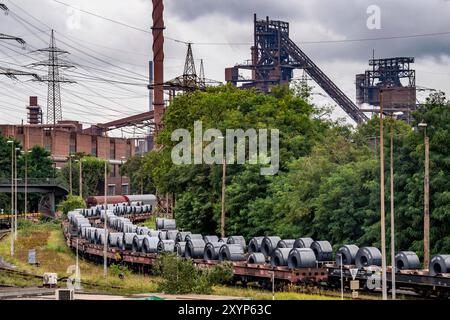 Hochofen Schwelgern 2, Bandstahl Rollen, Coils, auf Güterwagons, im ThyssenKrupp Steel Werk Schwelgern in Duisburg-Marxloh gehört zum Stahlwerk Bruckhausen, NRW, Deutschland ThyssenKrupp Steel *** Haut fourneau Schwelgern 2, rouleaux en bandes, bobines, sur wagons de fret, à l'usine ThyssenKrupp Steel de Schwelgern à Duisburg Marxelssen, Allemagne, Thyssenkrupp Steel Banque D'Images