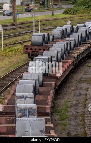 Bandstahl Rollen, Coils, auf Güterwagons, im ThyssenKrupp Steel Werk Schwelgern in Duisburg-Marxloh gehört zum Stahlwerk Bruckhausen, NRW, Deutschland ThyssenKrupp Steel *** rouleaux en acier, bobines, sur wagons de fret, à l'usine ThyssenKrupp Steel Schwelgern à Duisburg Marxloh fait partie de l'aciérie Bruckhausen, NRW, Allemagne ThyssenKrupp Steel Banque D'Images