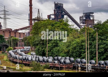 Hochofen Schwelgern 2, Bandstahl Rollen, Coils, auf Güterwagons, im ThyssenKrupp Steel Werk Schwelgern in Duisburg-Marxloh gehört zum Stahlwerk Bruckhausen, NRW, Deutschland ThyssenKrupp Steel *** Haut fourneau Schwelgern 2, rouleaux en bandes, bobines, sur wagons de fret, à l'usine ThyssenKrupp Steel de Schwelgern à Duisburg Marxelssen, Allemagne, Thyssenkrupp Steel Banque D'Images