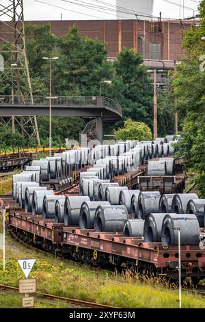 Bandstahl Rollen, Coils, auf Güterwagons, im ThyssenKrupp Steel Werk Schwelgern in Duisburg-Marxloh gehört zum Stahlwerk Bruckhausen, NRW, Deutschland ThyssenKrupp Steel *** rouleaux en acier, bobines, sur wagons de fret, à l'usine ThyssenKrupp Steel Schwelgern à Duisburg Marxloh fait partie de l'aciérie Bruckhausen, NRW, Allemagne ThyssenKrupp Steel Banque D'Images