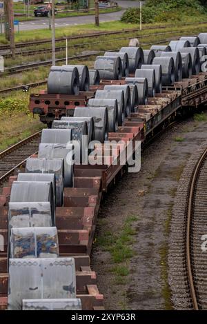 Bandstahl Rollen, Coils, auf Güterwagons, im ThyssenKrupp Steel Werk Schwelgern in Duisburg-Marxloh gehört zum Stahlwerk Bruckhausen, NRW, Deutschland ThyssenKrupp Steel *** rouleaux en acier, bobines, sur wagons de fret, à l'usine ThyssenKrupp Steel Schwelgern à Duisburg Marxloh fait partie de l'aciérie Bruckhausen, NRW, Allemagne ThyssenKrupp Steel Banque D'Images