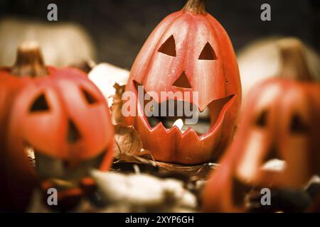 Effrayante citrouilles d'halloween allumée avec bougie jack-o-lanterne. Concept de vacances d'automne Banque D'Images