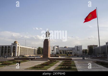 Bichkek, Kirghizistan, 30 septembre 2014 : place Ala-Too à Bichkek, Kirghizistan avec la statue d'Erkindik et le mât officiel de l'État, Asie Banque D'Images