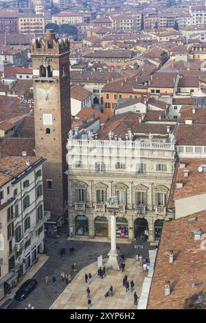 Vue sur la Piazza delle Erbe et Palazzo Maffei de la Torre dei Lamberti, à Vérone Banque D'Images