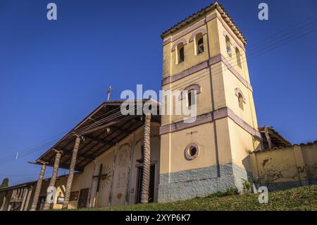 Chapelle, église et clocher de la Mission jésuite du patrimoine mondial de l'UNESCO à Santiago de Chiquitos, Bolivie, Amérique du Sud Banque D'Images