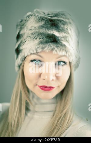 Portrait d'une femme blonde à fourrure Banque D'Images