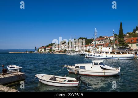 Bateaux de pêche blancs dans le port de Stomorska Banque D'Images