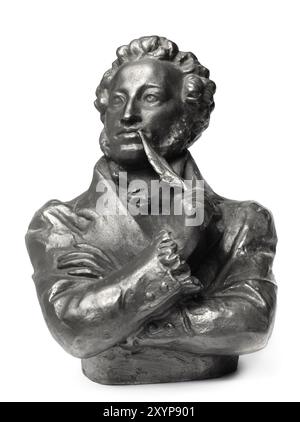 Photo stock d'Aleksandr Sergeyevich Pouchkine poète russe sculpture en métal gros plan silhouette isolée sur fond blanc Banque D'Images