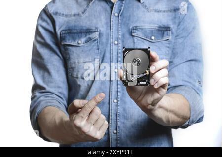 La main de l'homme tient un disque dur de 2,5 pouces. Il pointe vers le disque dur. Vue de l'arrière du disque dur, depuis la carte de circuit imprimé. Isolé sur fond blanc Banque D'Images