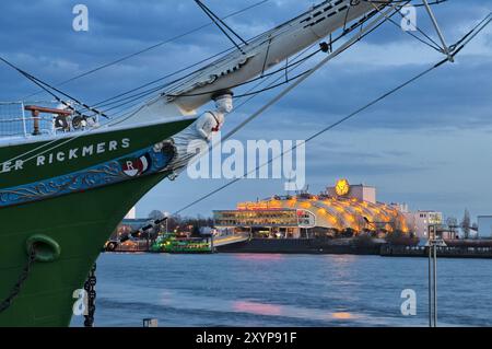 Ambiance nocturne dans le port de Hambourg, vue sur le théâtre avec la comédie musicale « le Roi Lion », Hambourg, Allemagne, Europe Banque D'Images