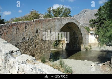 Vieux pont de pierre turc près du monastère en ruines de Moni Kato Preveli sur la côte sud-ouest, île de Crète, Grèce, Europe Banque D'Images