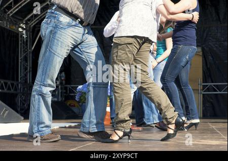 Les couples dansent la rumba sur une scène de rue Banque D'Images