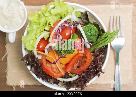 Salade de légumes frais sur fond de bois Banque D'Images