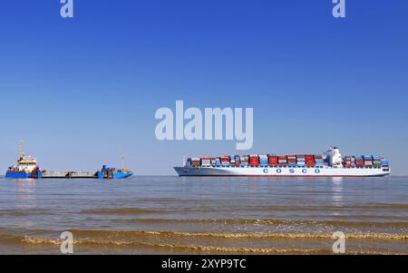 Cargo Cosco China sur l'Elbe, rencontre le dragueur Frans Banque D'Images