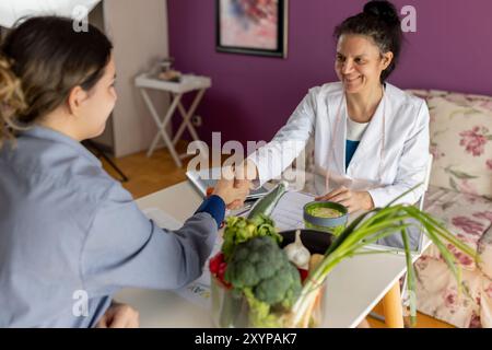 Expert en nutrition discutant avec le client des problèmes de santé et de l'importance de manger des aliments sains. Médecin, nutritionniste ou diététiste fabriquant des di individuels Banque D'Images