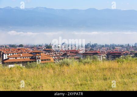 Panorama de la ville d'été all seasons resort bulgare Bansko, Bulgarie avec tour de l'église dans le brouillard du matin Banque D'Images