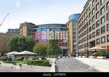 Television Centre, Wood Lane, Londres. Ancienne maison de la BBC Television, aujourd'hui convertie en appartements, bureaux, hôtels et cinéma. Banque D'Images