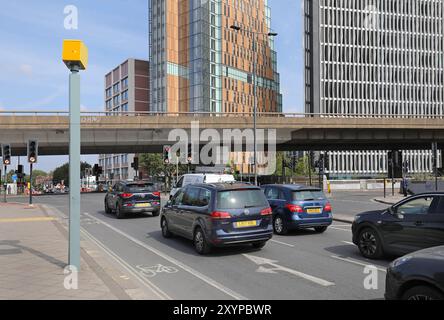 Caméra automatique de surveillance de la circulation à la jonction de Wood Lane et de l'A40 à White City, Londres, Royaume-Uni. Enregistre les voitures voyageant à travers un feu rouge. Banque D'Images