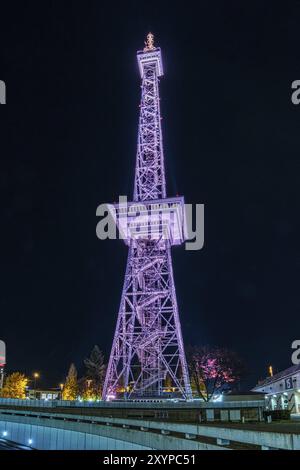 Berlin, Allemagne, 12 novembre 2018 : la tour de radio illuminée à Berlin, Europe Banque D'Images