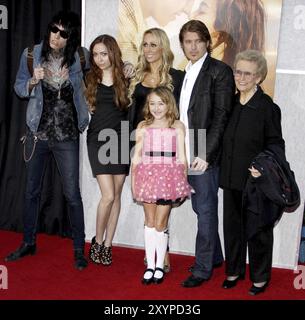 Billy Ray Cyrus, Tish Cyrus, Brandi Cyrus et trace Cyrus lors de la première de « The Last Song » à Los Angeles aux cinémas Arlight à Hollywood, aux États-Unis Banque D'Images
