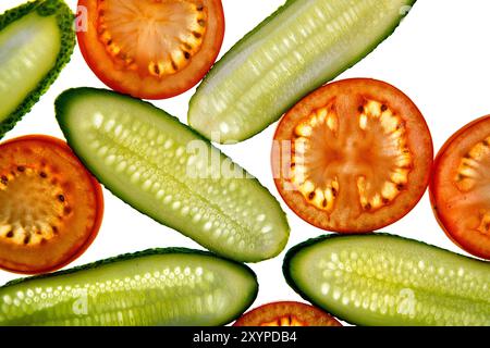 Tranches fraîches de concombre et de tomate sur une table lumineuse Banque D'Images