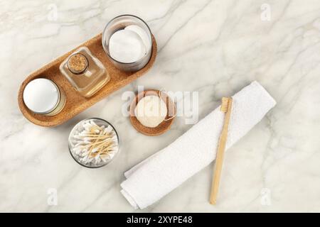 Articles de toilette durables. Lotions maison, tampons de coton, brosse à dents en bambou, éponge Konjac naturelle, et cotons-tiges en bambou biodégradables, tirés d'Abov Banque D'Images