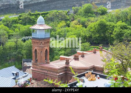 Vue aérienne avec tour de mosquée de la vieille ville de Tbilissi, République de Géorgie Banque D'Images