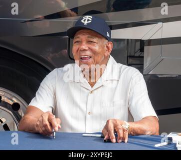 MINNEAPOLIS, Minnesota, États-Unis - 25 AOÛT 2024 : Tony Oliva, ancien joueur de baseball de la ligue majeure, lors de la signature d'autographes au Target Field. Banque D'Images