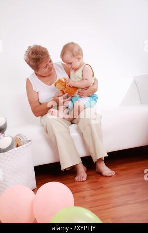 Mignon petit garçon jouant avec sa grand-mère Banque D'Images