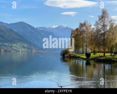 Belle vue sur le lac Zell am See en Autriche. Paysage vert à l'arrière-plan Alpes montagnes. Banque D'Images