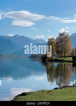 Belle vue sur le lac Zell am See en Autriche. Paysage vert à l'arrière-plan Alpes montagnes. Banque D'Images