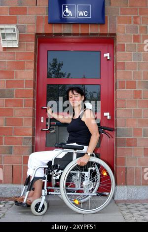 Toilettes accessibles en fauteuil roulant Banque D'Images